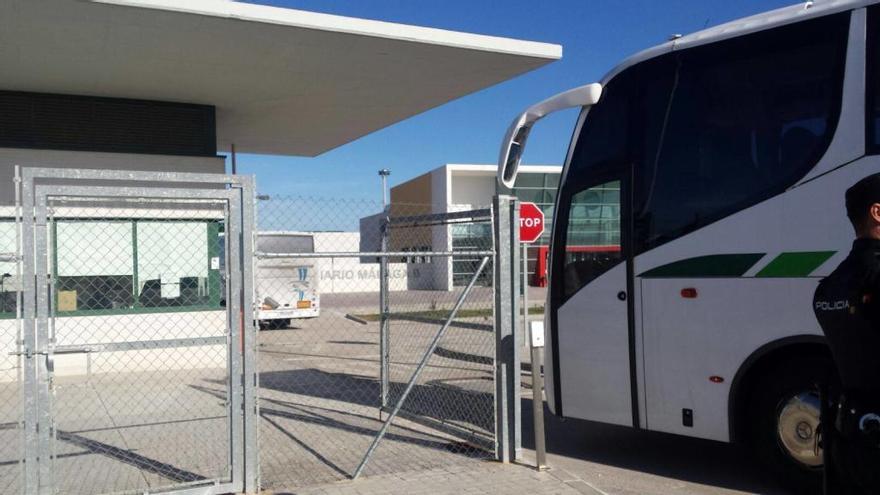 Los autobuses en los que han sido trasladados los inmigrantes, entrando en la prisión.