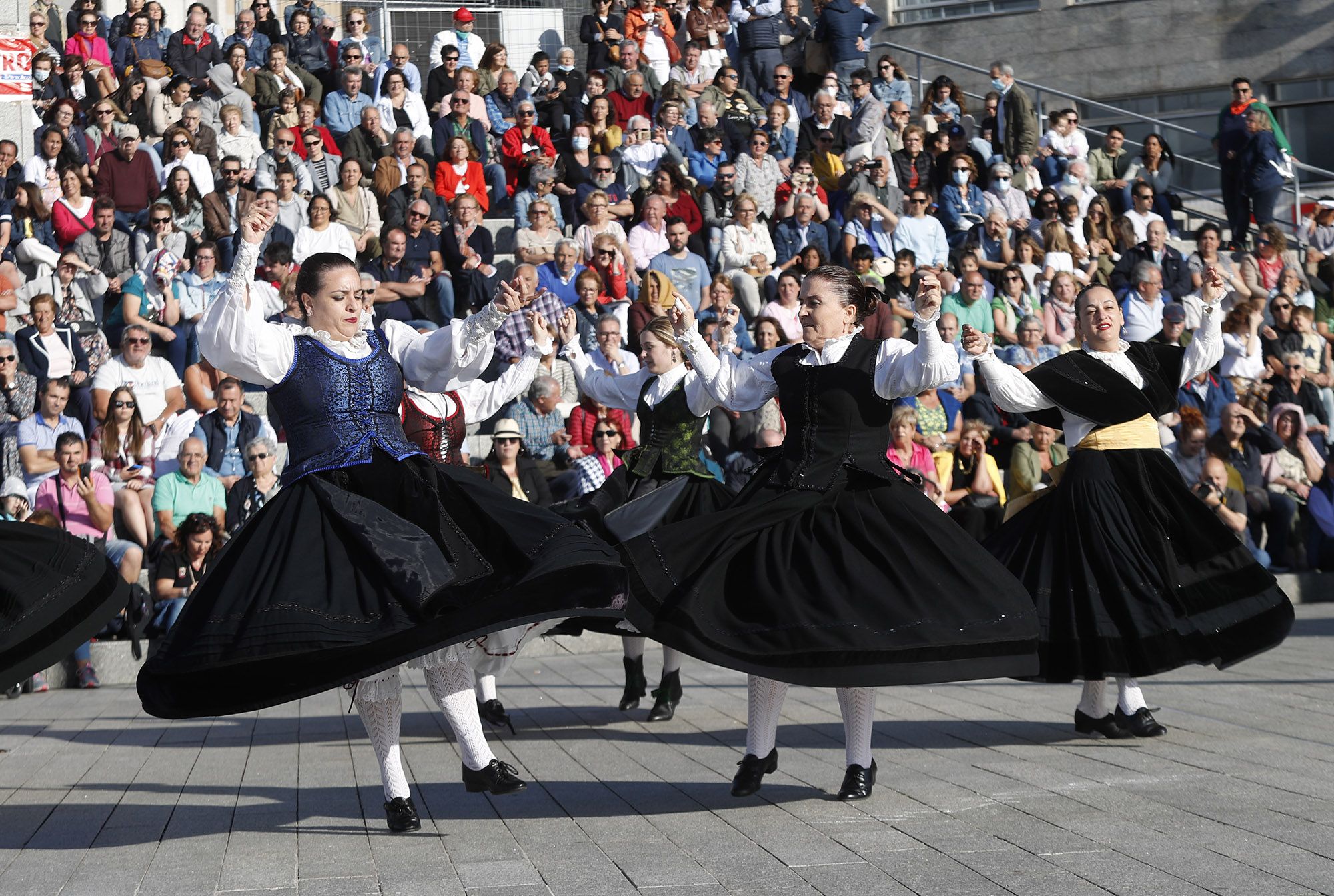 Bailarines y músicos durante la Festa da Muiñeira en el pase de As Avenidas