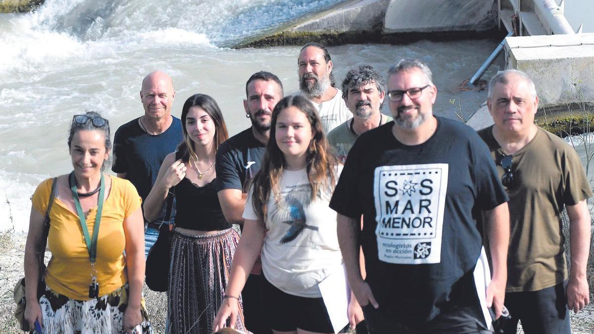 Miembros de Ecologistas en Acción (con Rubén Vives al fondo, en el centro), el pasado viernes  en Murcia.