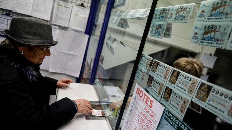 Una usuaria en una Administración de Lotería.