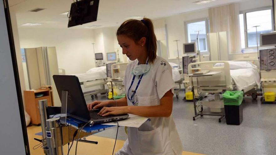 Una doctora trabaja en el área de hemodiálisis del Hospital Álvarez-Buylla de Mieres.