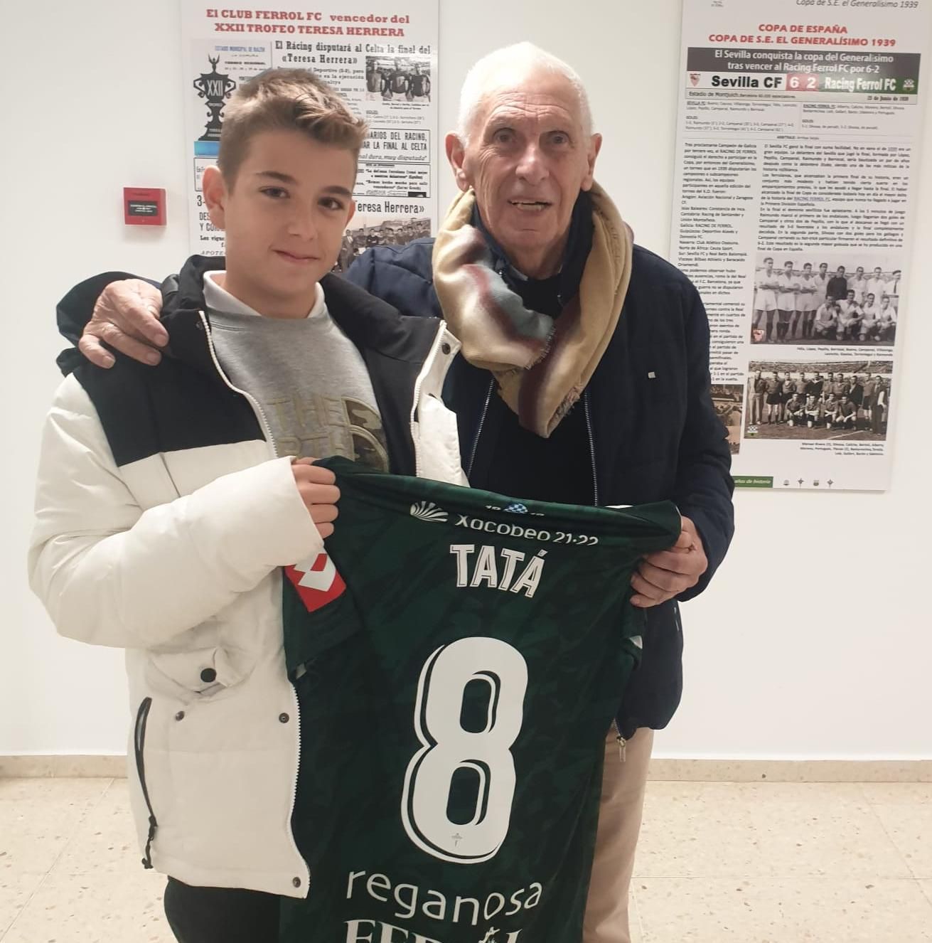 Tatá, con su nieto Manuel, mostrando la camiseta con la que fue obsequiado.