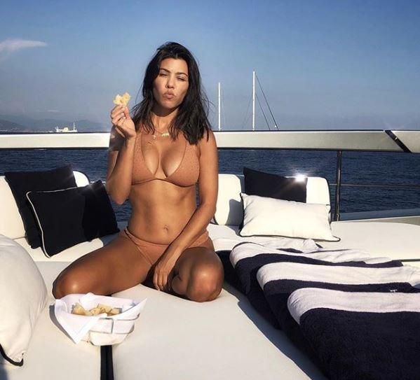 Kourtney Kardashian posando en bikini durante sus vacaciones en Italia
