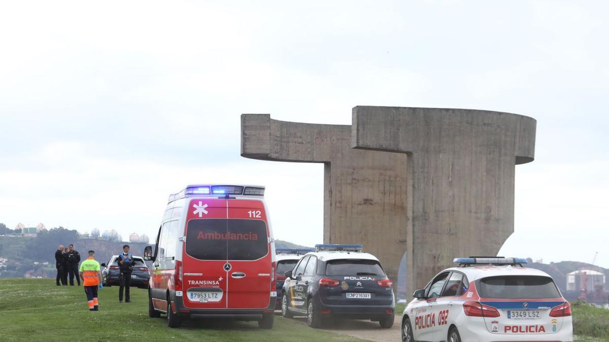 Intervención de policías y sanitarios, el pasado miércoles, en un intento de suicidio en el Cerro. | Juan Plaza