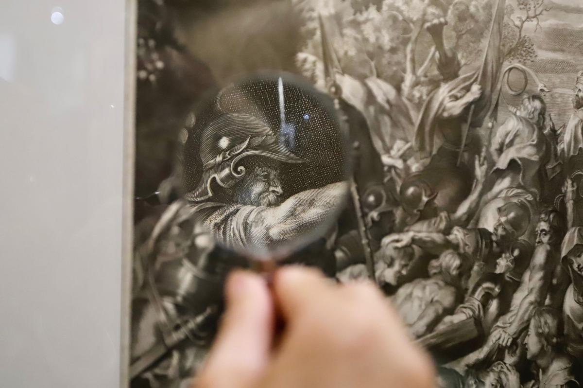 Plano detalle de una de los grabados de la exposición.