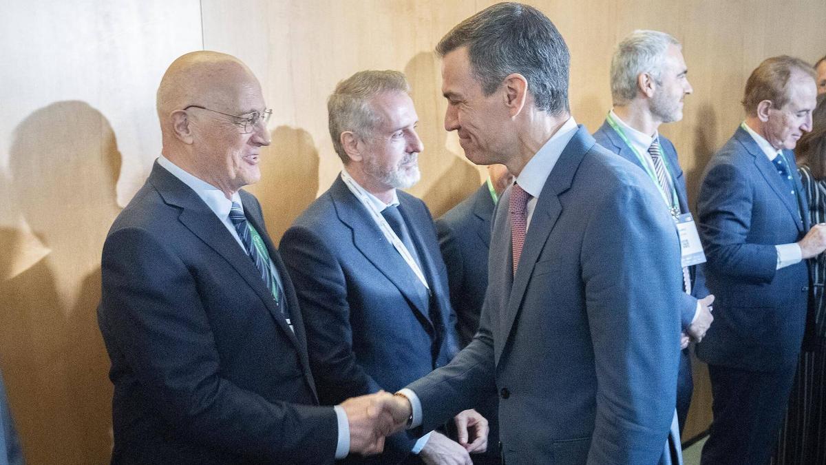 Josep Oliu, presidente de Banco Sabadell, saluda a Pedro Sánchez Josep Oliu, presidente de Banco Sabadell, saluda a Pedro Sánchez