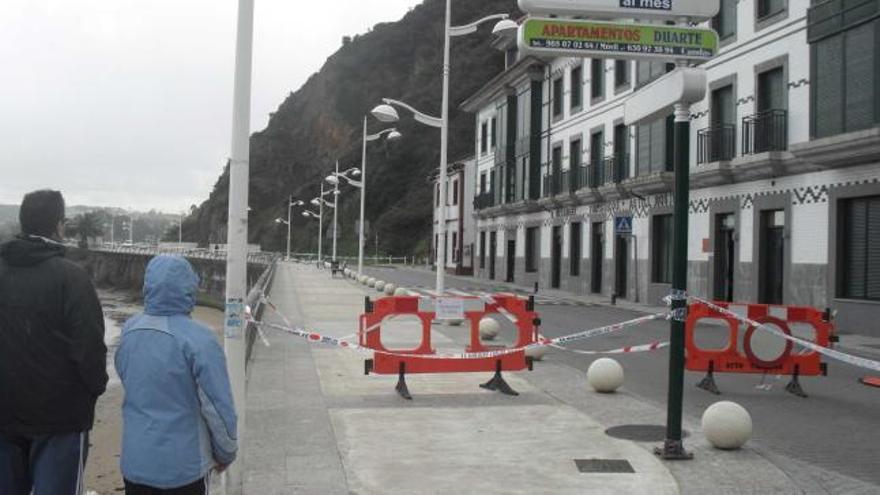 El paseo marítimo de Candás, cortado ayer al tráfico de vehículos y peatones, con la casa desalojada al fondo.