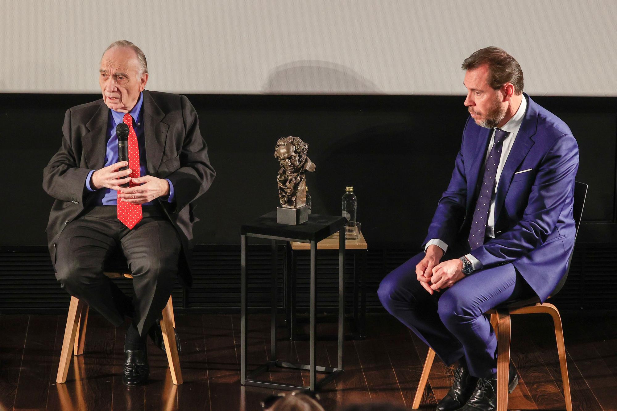 El presidente de la Academia de Cine, Fernando Méndez Leite, junto al alcalde de Valladolid, Óscar Puente.