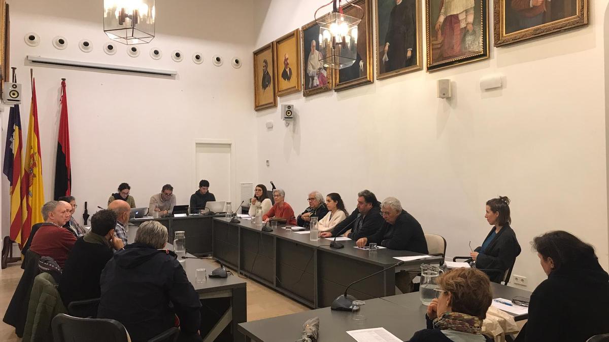 Una imagen de la reunión de la comisión de Memoria Histórica de Pollença, este miércoles.