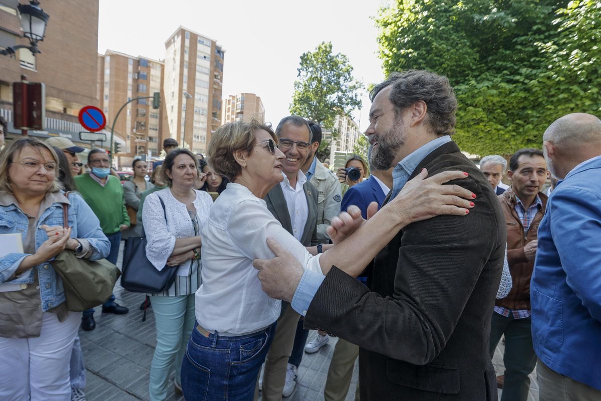 El portavoz de Vox en el Congreso saluda a María al comienzo del Paseo de Cánovas, esta mañana.