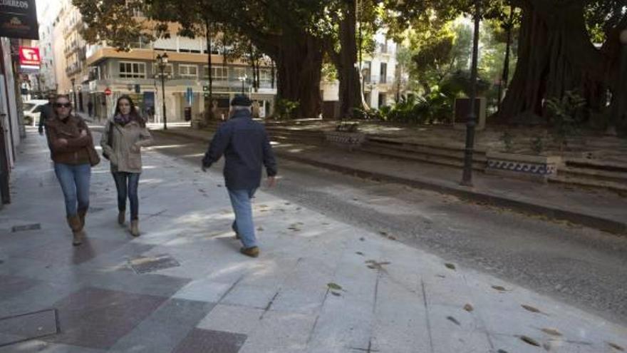 Las obras de ampliación de la acera, continuación de la calle Manero Mollá, que acogerán veladores que estaban sobre la zona noble de Gabriel Miró.