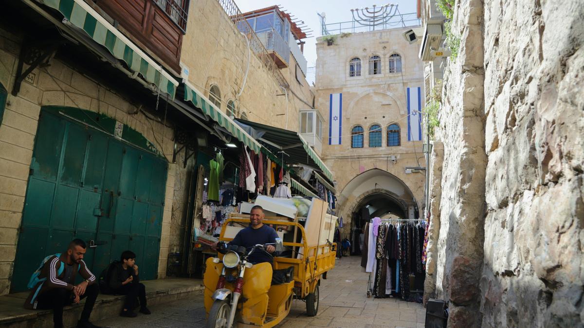 Banderas israelíes señorean en un edificio a la entrada del barrio musulmán de la ciudad vieja de Jerusalén, situada en territorio ocupado