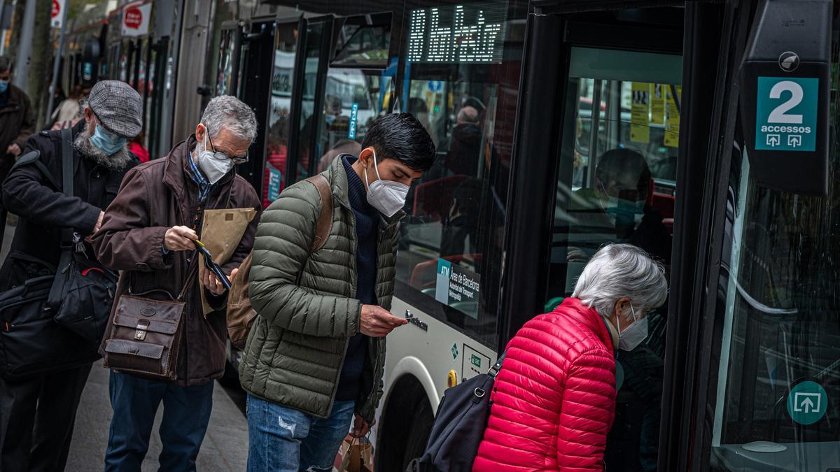 Usuarios de la línea H8 de la red ortogonal de autobuses de Barcelona, en abril de 2021