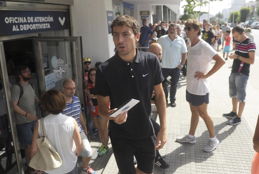 Colas en Riazor para renovar abonos del Deportivo