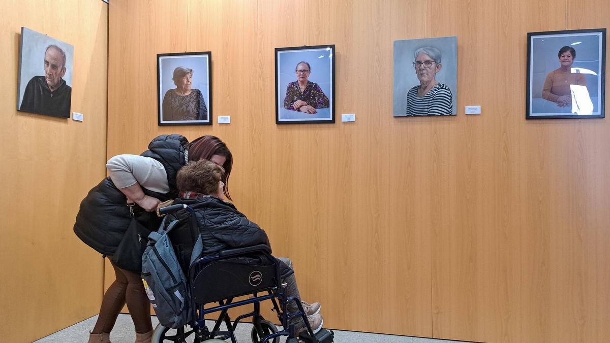 Fotografías y pinturas de la exposición 'Retratos na memoria' de A Pobra