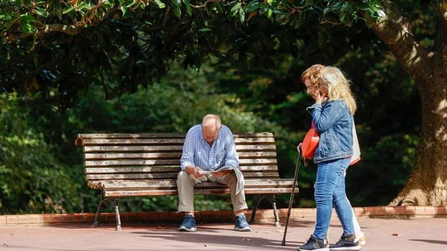 El teléfono contra el abuso de las personas mayores recibe 600 casos en 2024: &quot;Un hijo llegó a sacar 200.000 euros de la cuenta de su padre&quot;