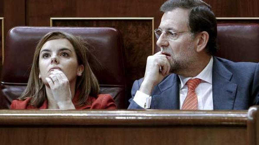 Rajoy, a la derecha, junto a la portavoz parlamentaria del PP, Soraya Sáenz de Santamaría, ayer.
