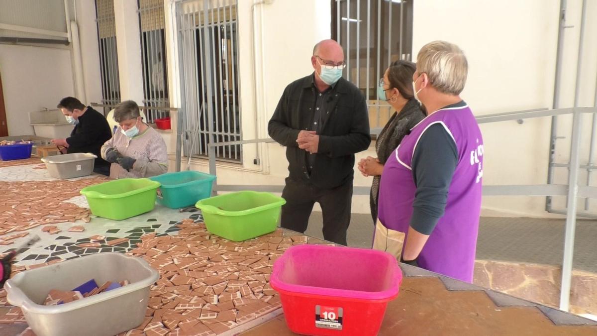 Loles García visita el centro El Molí en ‘Pamesa, la fuerza de un líder’