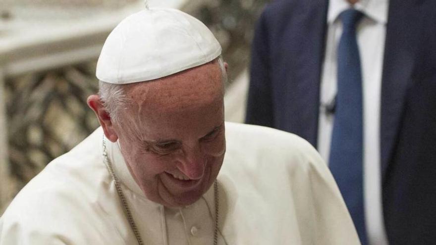 El Papa, con un sacerdote.