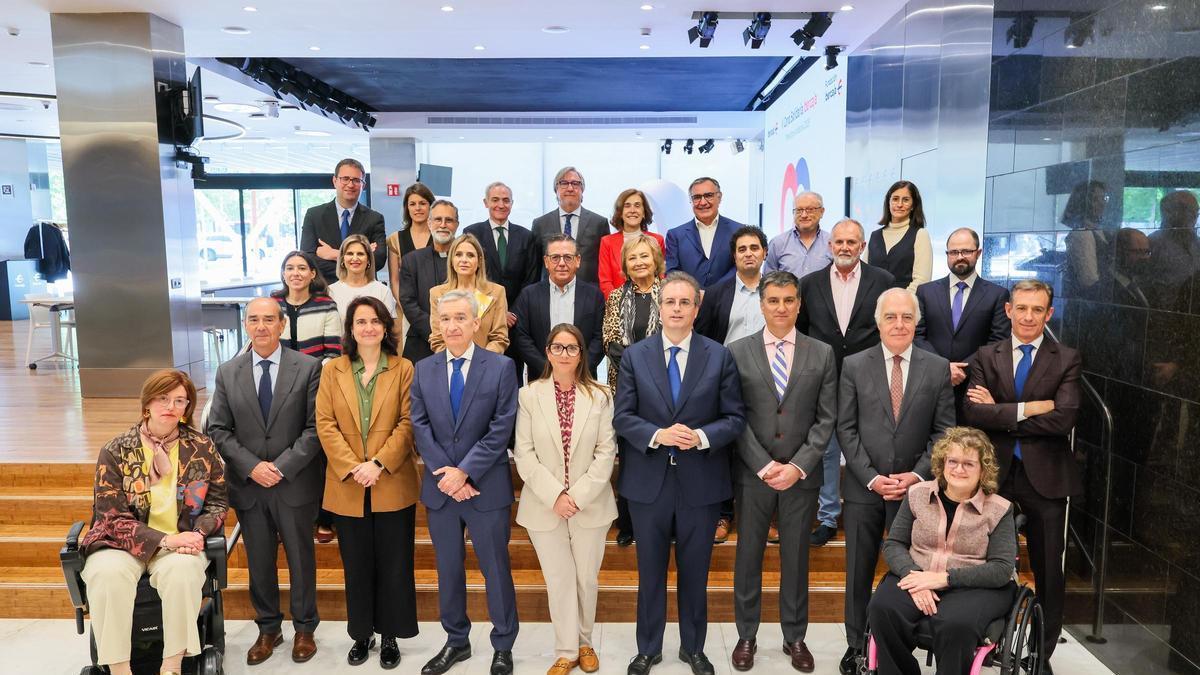 Foto de familia con las entidades sociales.