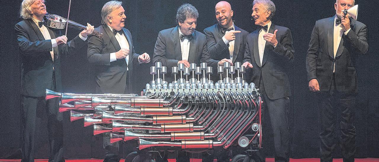 Les Luthiers amb un dels seus  peculiars instruments, l’orgue  de pistons; Jorge Maronna és el  segon per la dreta i Roberto  Antier, el segon per l’esquerra.