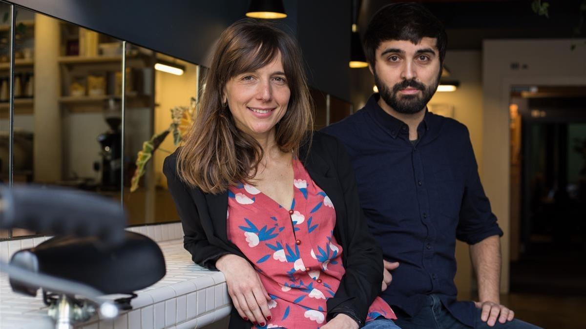 Laura Ferrero y Marc Pallarès, autores de la obra, posan en un bar de Barcelona.