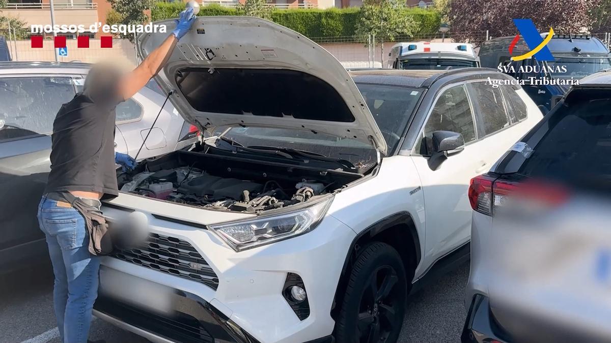 Una imatge del cop policial a Girona contra una xarxa internacional que robava Toyota RAV4.