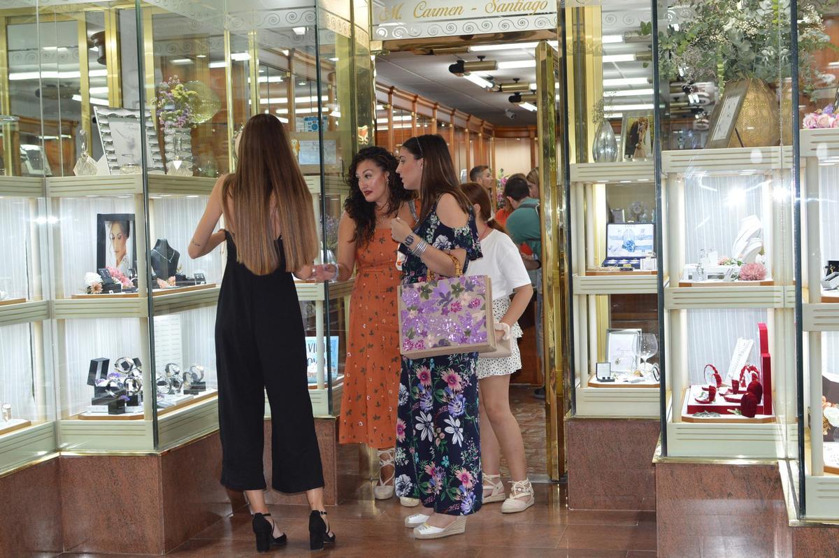 Clientes en una tienda de Fuente Palmera.