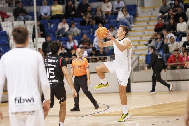 'La Batalla dels Gegants de Son Moix': risas, fallos y diversión entre los jugadores del Mallorca y del Fibwi Palma