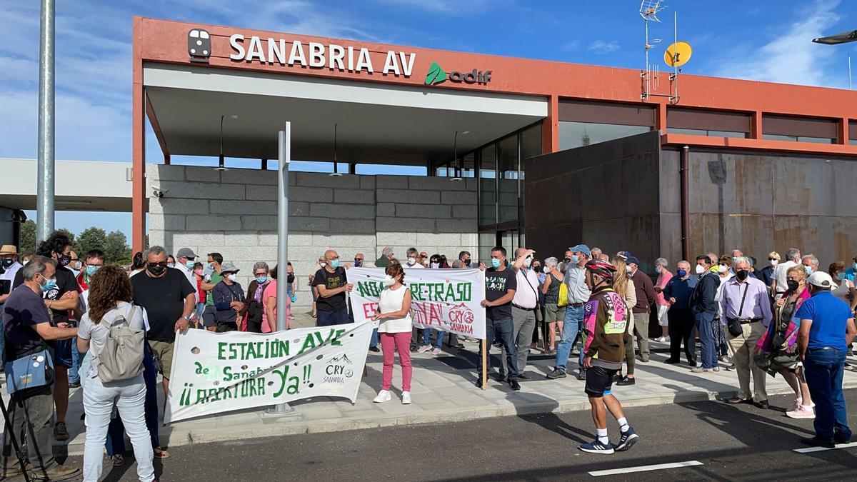 Protesta en la estación del AVE en Otero