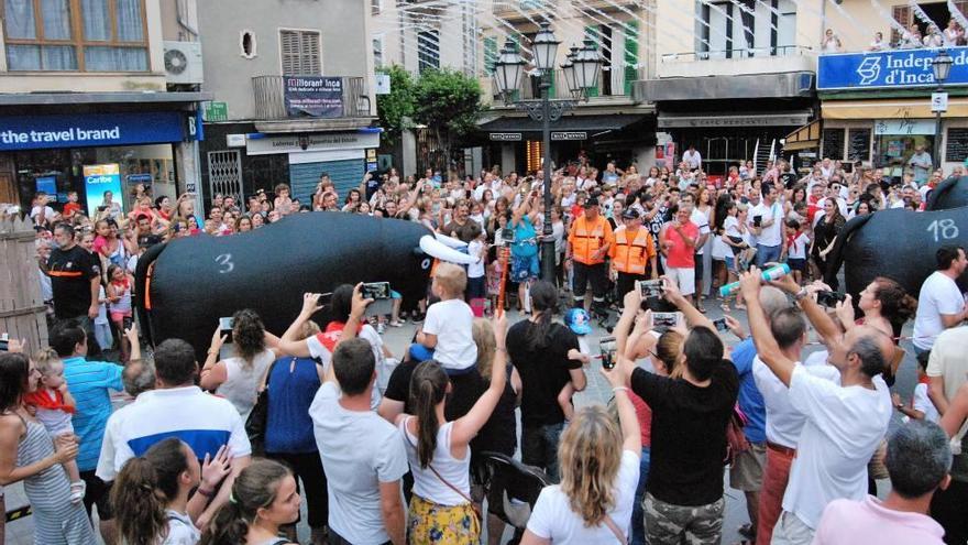 Los toros salieron del improvisado corral y llenaron con su imponente mole la plaza de España.