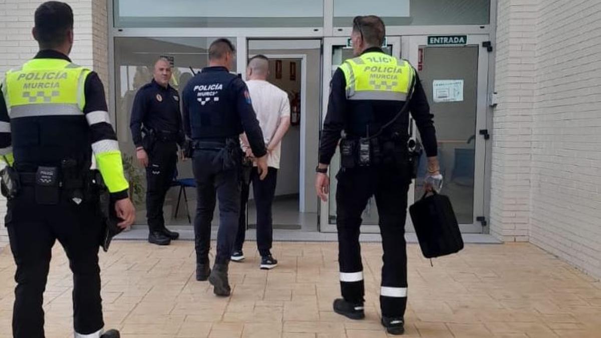 Un momento del arresto del sospechoso de atropellar a un policía de Murcia y darse a la fuga.