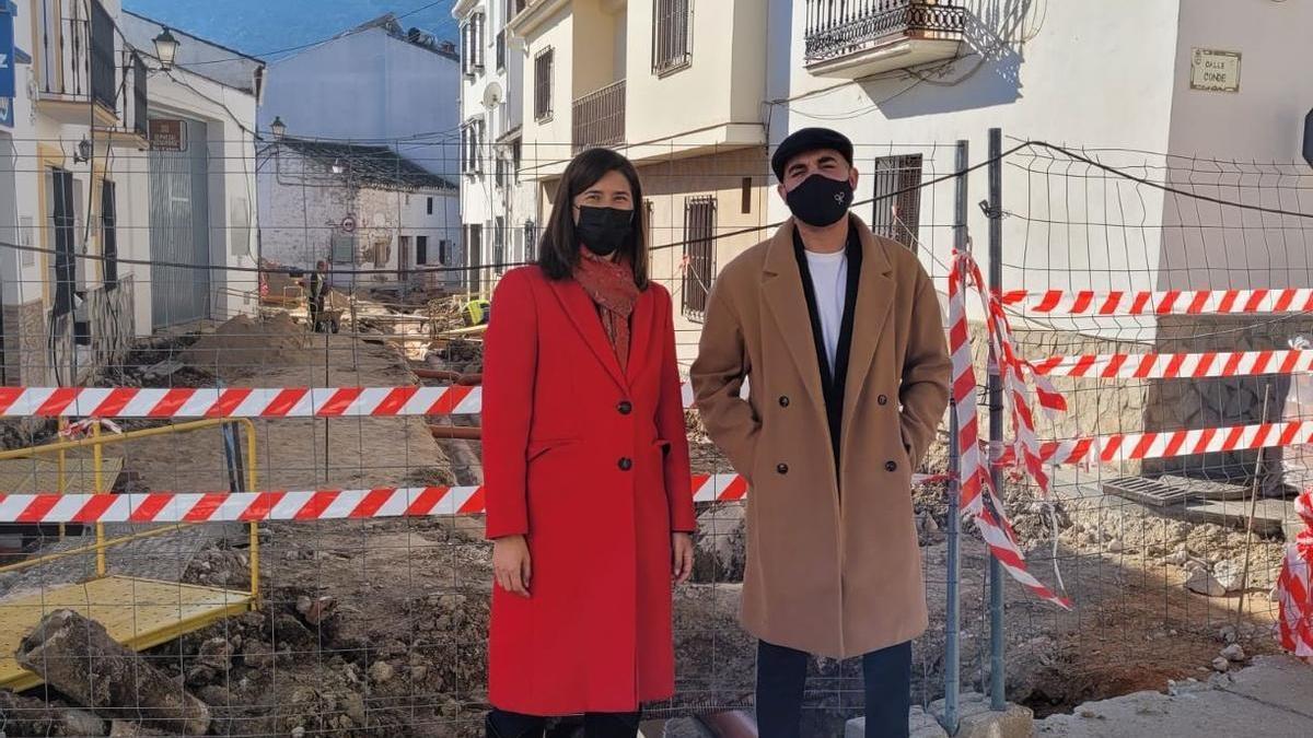 Mónica Alejo y Juan Jesús Gallardo visitan varias obras en Alfarnate.