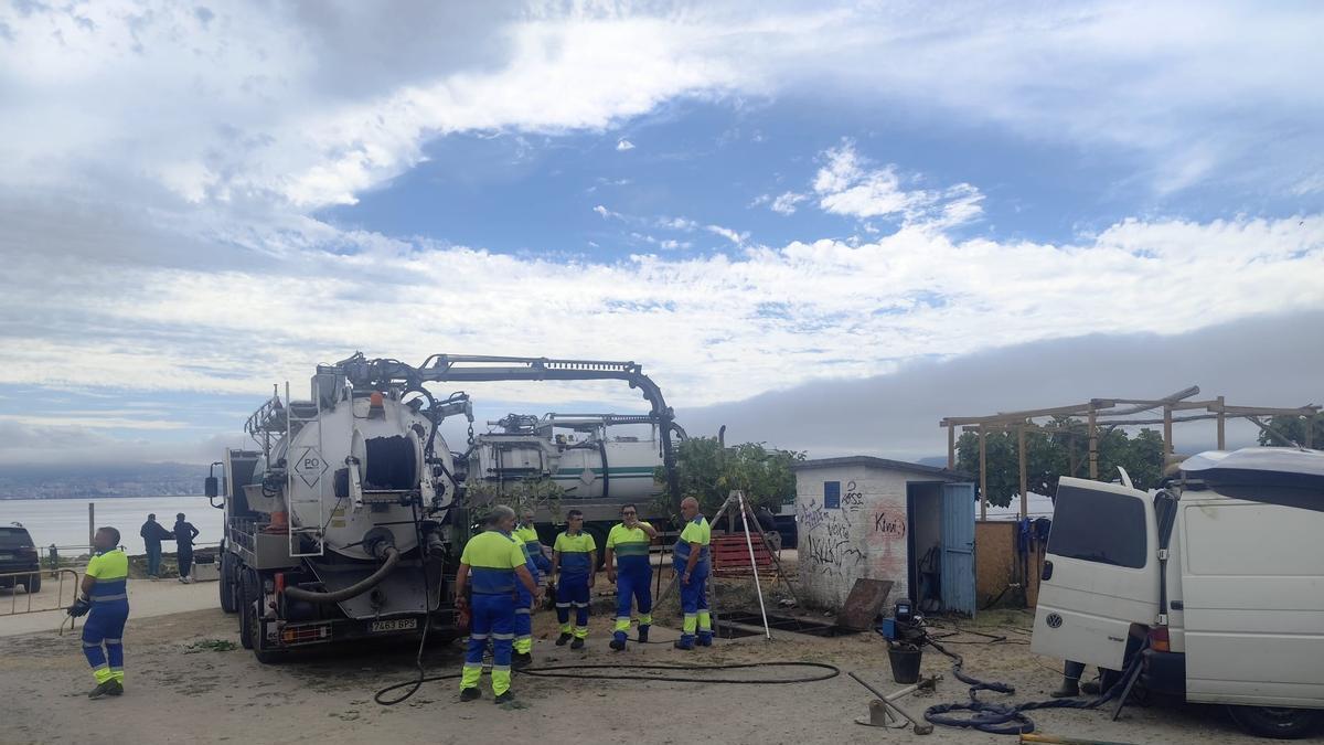 Trabajadores de la concesionaria del agua, la semana pasada, en el bombeo de Massó
