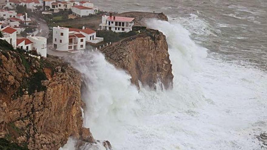 Onades de fins a dotze metres engoleixen el litoral