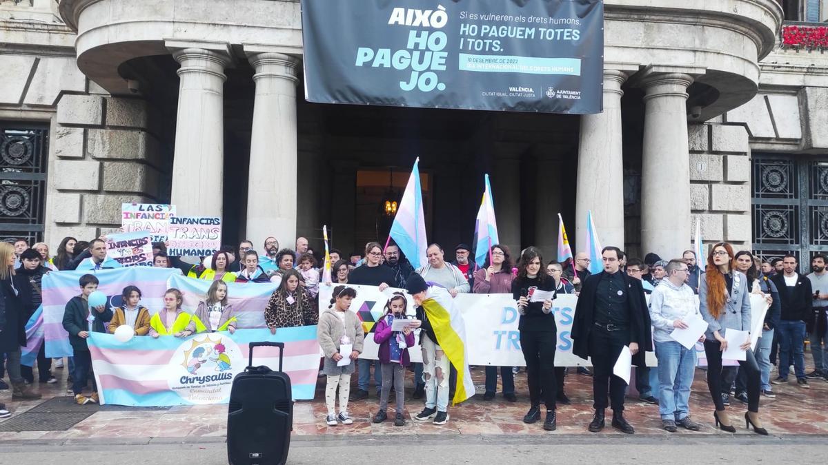 Colectivos LGBTI+ exigen al gobierno la aprobación de la Ley Trans en Valencia.