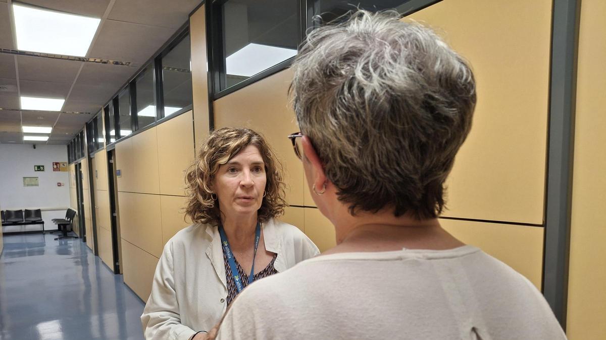 Sara, amb la psicòloga Dominica Díez, aconsella ara a persones que pateixen un problema de compres compulsives
