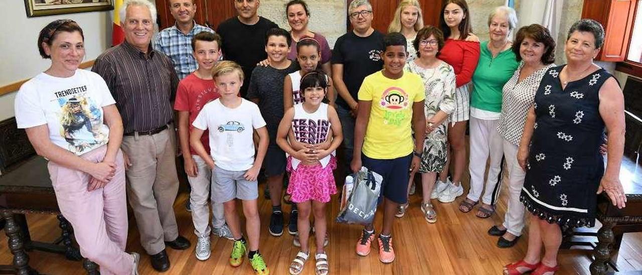 Las familias de acogida y los niños, en la recepción de ayer en el Concello de Poio. // G. Santos