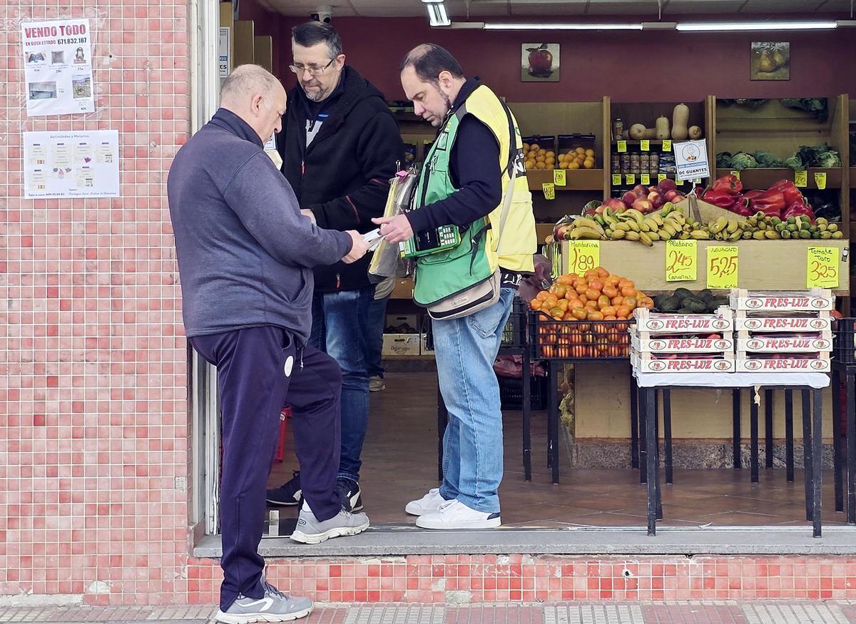 Jorge Giráldez, atendiendo a clientes esta tarde en Sabarís.