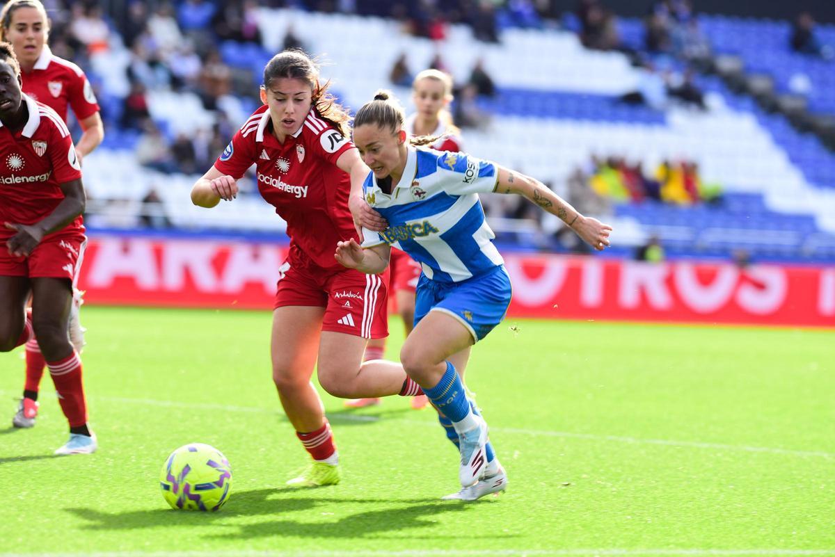 Ainhoa Marín conduce el balón en el partido contra el Sevilla en Riazor.