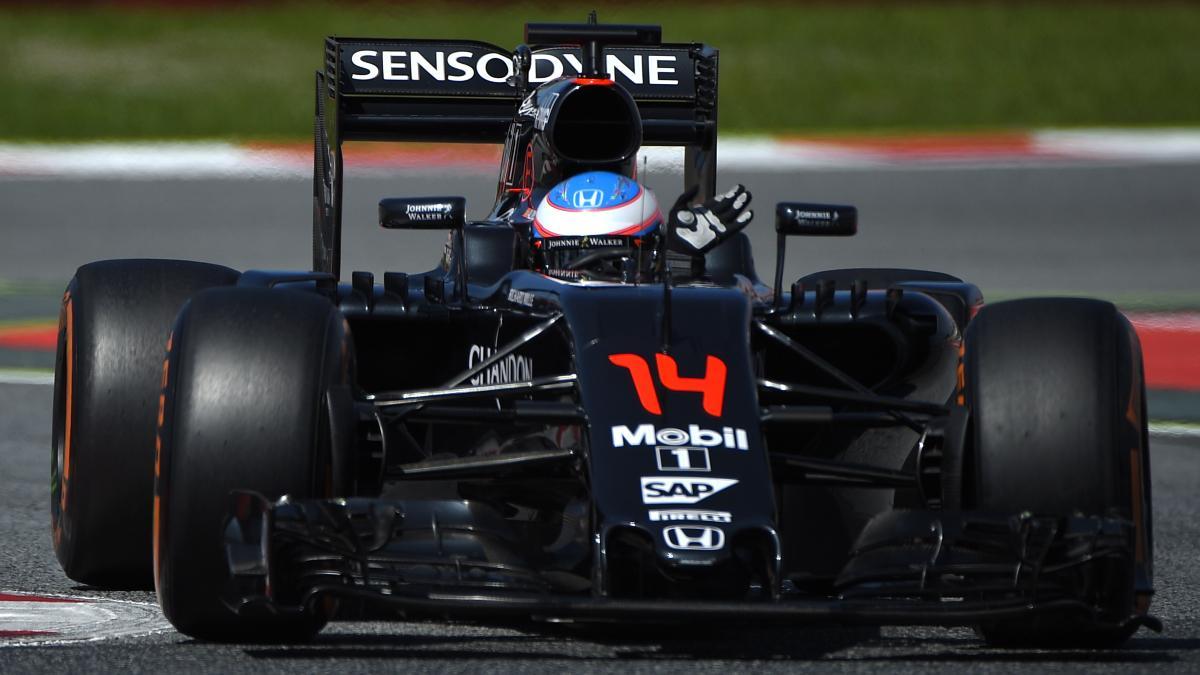 Alonso de vuelta en McLaren en unos entrenos en el Circuit de Catalunya (2015)