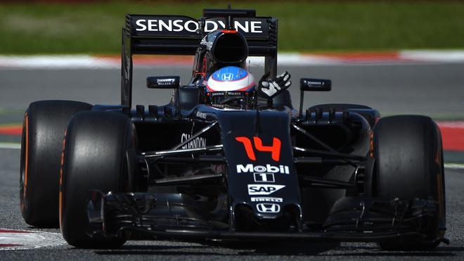 Alonso de vuelta en McLaren en unos entrenos en el Circuit de Catalunya (2015)