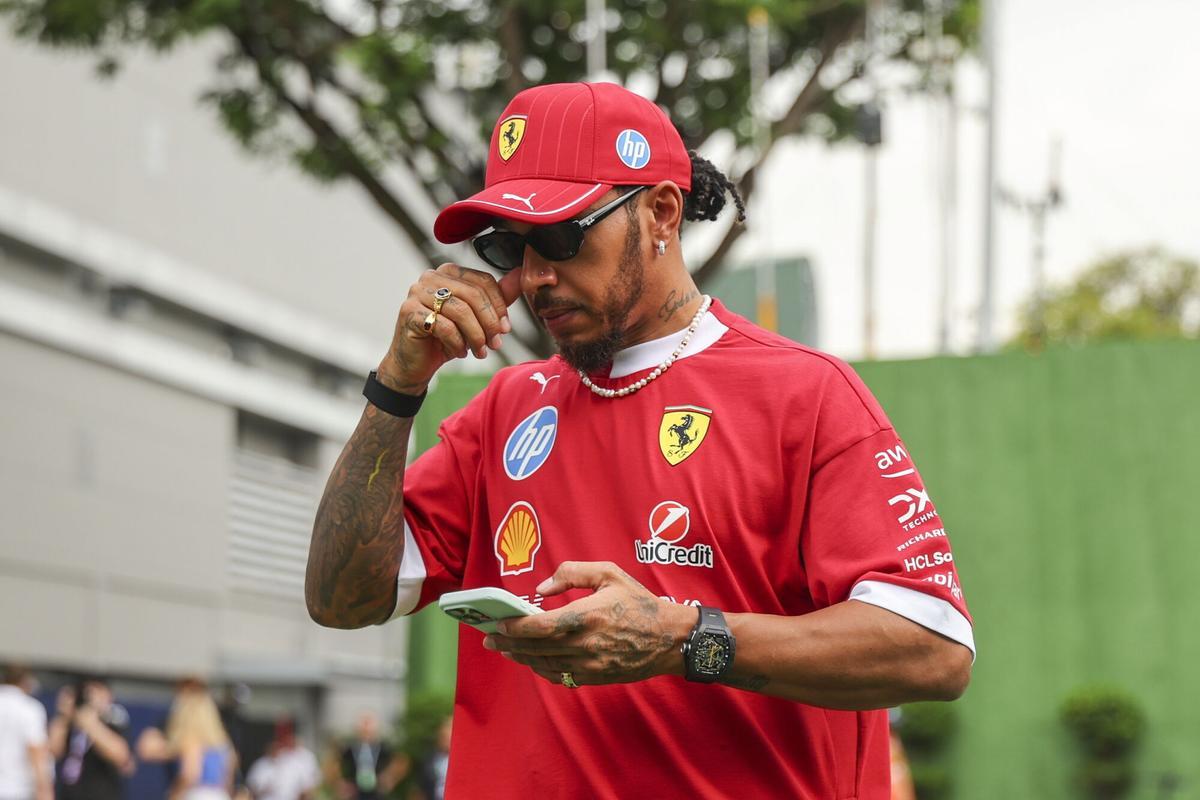 SINGAPORE (Singapore), 03/10/2025.- Scuderia Ferrari driver Lewis Hamilton of Britain arrives for a free practice session ahead of the Formula One Singapore Grand Prix in Singapore, 03 October 2025. The 2025 Singapore Grand Prix will be held at the Marina Bay Street Circuit on 05 October. (Fórmula Uno, Reino Unido, Singapur) EFE/EPA/FAZRY ISMAIL