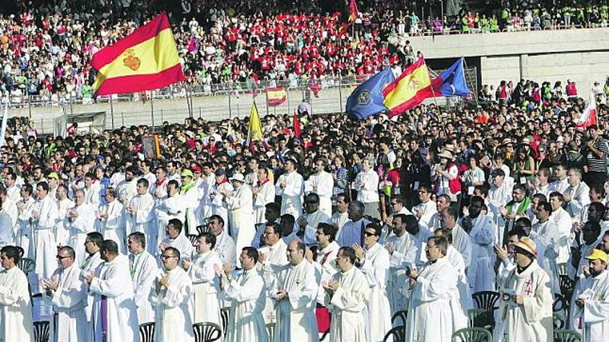 Sacerdotes y jóvenes asistentes a la multitudinaria celebración religiosa en Santiago y, debajo, el cardenal Rylko durante su lectura.