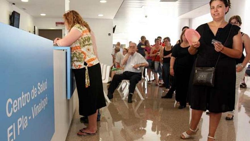 Largas colas ante el mostrador del centro de salud del Pla.