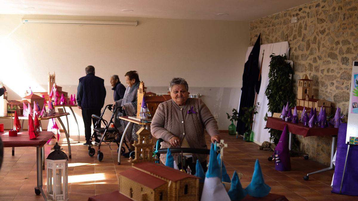 La Semana Santa en fieltro y plástico reciclado que mantiene ágiles a los usuarios de esta residencia sayaguesa