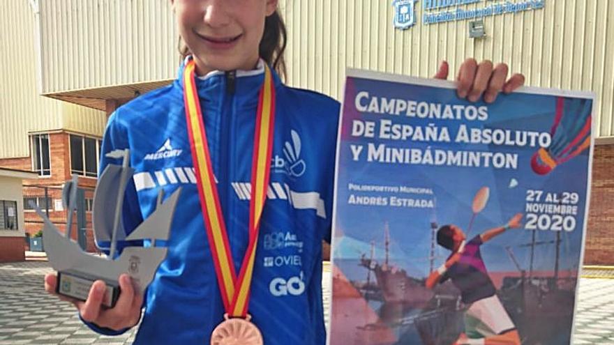 Nuria Álvarez, con el trofeo y la medalla obtenidos en los Campeonatos de España de bádminton. | A. I.