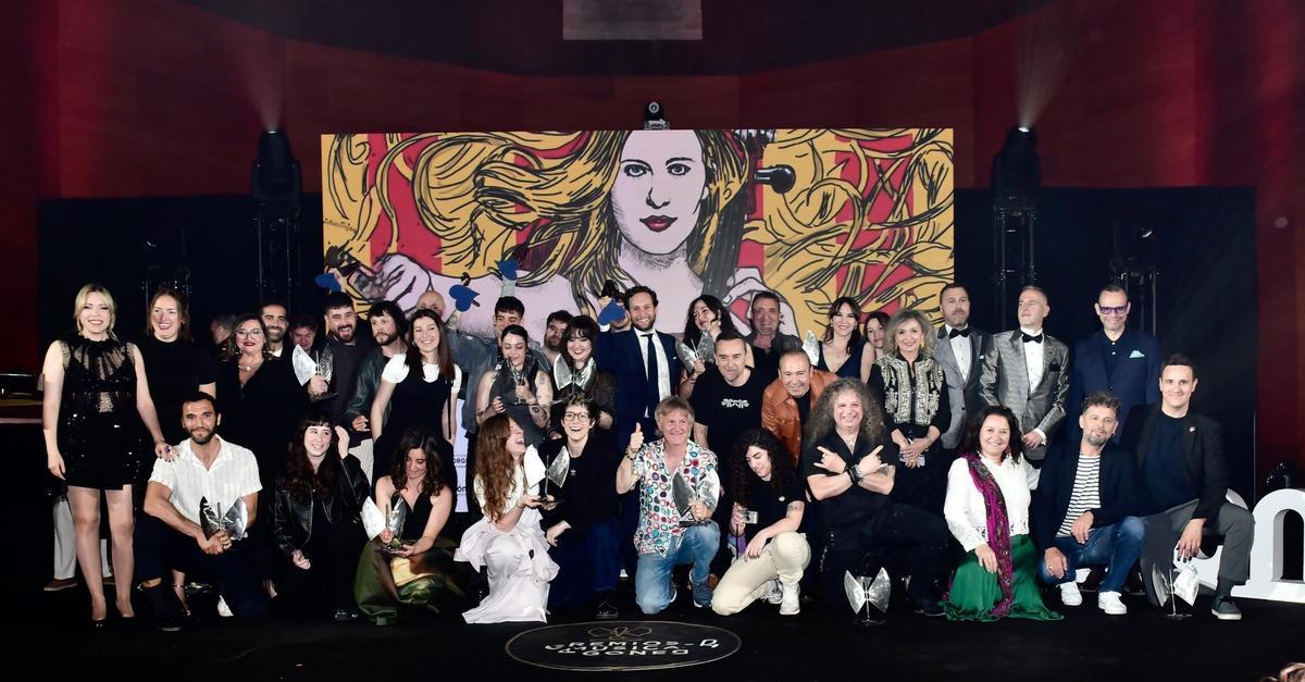 Foto de familia con los premiados en la gala celebrada este sábado en Monzón.