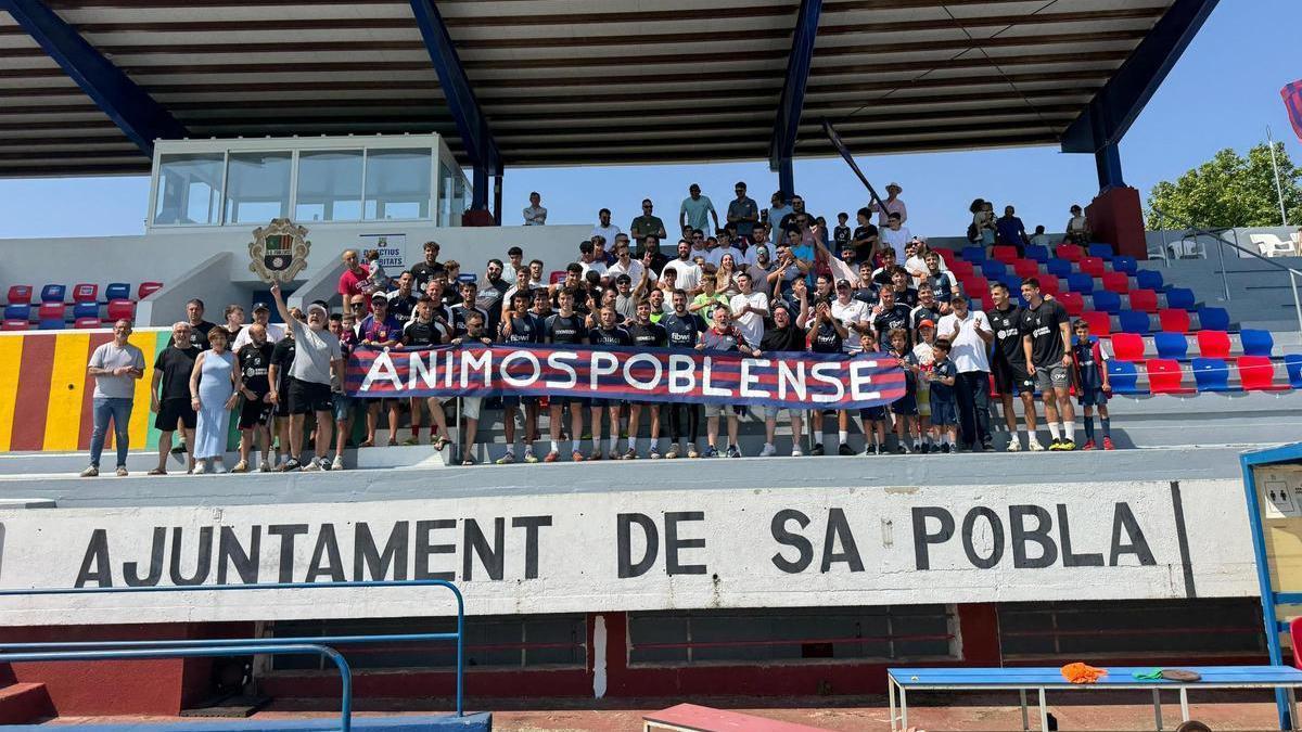 Plantilla, directiva y afición del Poblense posan este sábado en la grada del Municipal