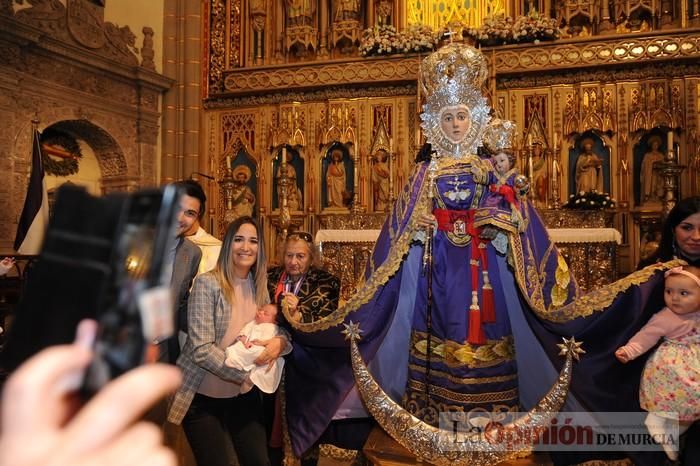 Los niños pasan por el manto de la Fuensanta